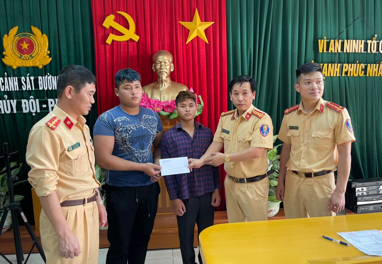 Phân đội 2, Phòng Cảnh sát đường thuỷ- CATP: Cứu 2 người gặp nạn trên sông